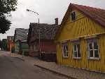 Litouwen: De fel gekleurde huizen in het plaatsje Trakai in Litouwen - P1_Litouwen_0179.jpg - Copyright : Ronald van der Veer (http://www.veeronline.nl)