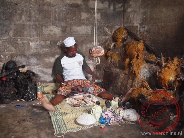 In de ban van de Voodoo - In de voodoo tempel maakt de voodoo priester contact met de voodoo god