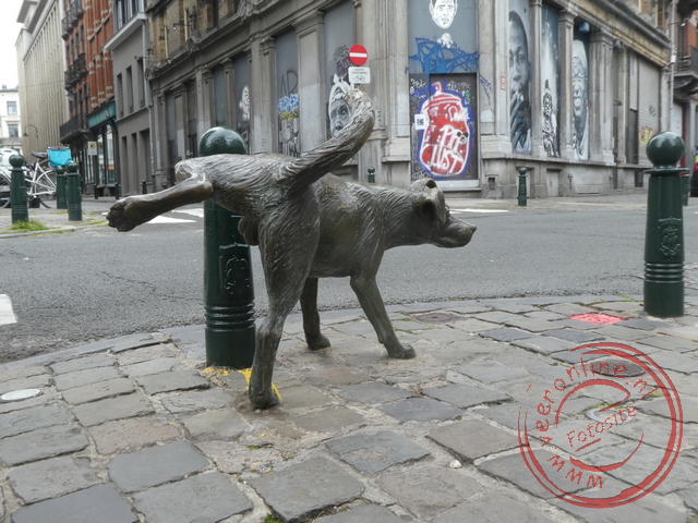 Historisch Brussel - Het Zinneke is een standbeeld van een plassende hond