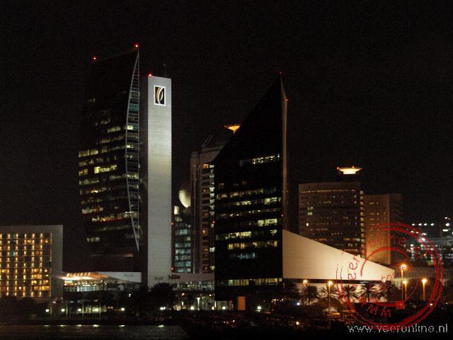 Dubai en Oman - De National Bank van Dubai bij avond