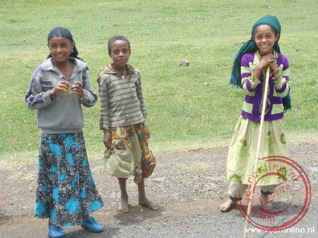 Rondreis mythisch EthiopiÃ« - Ethiopische kinderen kijken de bus na