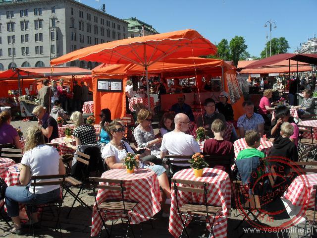 Stedentrip Helsinki - Genieten in de zon op het Kauppatori marktplein