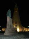 IJsland: Het standbeeld van Leif Eriksson voor de 74 meter hoge HallgrÃ­mur PÃ©tursson Memorial Church bij avond - P2260763.jpg - Copyright : Ronald van der Veer (http://www.veeronline.nl)