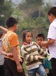 Laos: Bij iedere aanlegplaats proberen vooral jonge verkopers van alles aan de man te brengen - P3Laos_0113.jpg - Copyright : Ronald van der Veer (http://www.veeronline.nl)