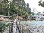 IndonesiÃ«: Een gammele hangbrug brengt mij in het dorpje Bukit Lawang - Indonesie_0432.jpg - Copyright : Ronald van der Veer (http://www.veeronline.nl)