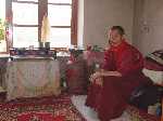 India: Een oude non laat haar kamer zien in het Gaden Chhatnyanling vrouwenklooster - India_Ladakh_0150.jpg - Copyright : Ronald van der Veer (http://www.veeronline.nl)
