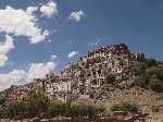 India: het Thiksey klooster ligt prachtig tegen de berghelling - India_Ladakh_0165.jpg - Copyright : Ronald van der Veer (http://www.veeronline.nl)