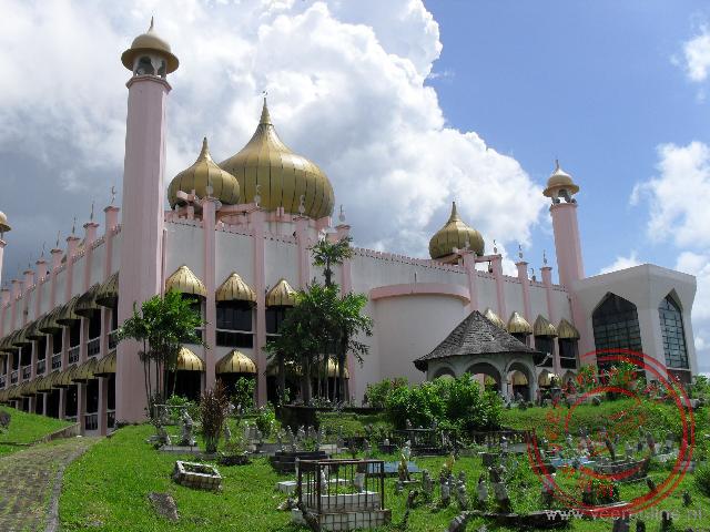 Maleisisch Borneo - De indrukwekkende staatsmoskee van Kuching is de grootste moskee van de stad