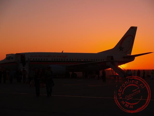 Rondreis Marokko - Het vliegtuig op het vliegveld van Agadir met de ondergaande zon