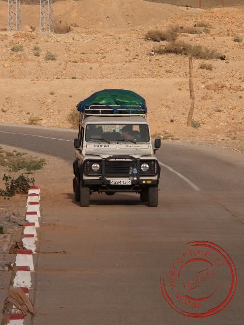 Rondreis Marokko - Onze landrover komt achter ons aan om ons weer op te pikken