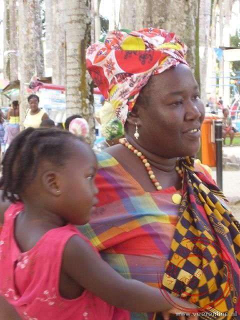 Rondreis Suriname - Een Surinaamse vrouw met haar kind
