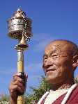 Tibet: Een monnik met zijn gebedsmolen - P3Tibet_0302.jpg - Copyright : Ronald van der Veer (http://www.veeronline.nl)