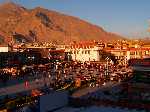 Tibet: De zon gaat onder op het Barkhor Square in Lhasa - P3Tibet_0335.jpg - Copyright : Ronald van der Veer (http://www.veeronline.nl)