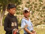 Tibet: Twee Tibetaanse jongen komen kijken als wij langs de kant van de weg aan het pick-nicken zijn - P3Tibet_0341.jpg - Copyright : Ronald van der Veer (http://www.veeronline.nl)