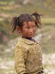 Tibet: Een meisje langs de route denkt er het hare van - P3Tibet_0346.jpg - Copyright : Ronald van der Veer (http://www.veeronline.nl)