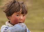 Tibet: Een jongentje langs de kant van de weg nabij Tidrum - P3Tibet_0385.jpg - Copyright : Ronald van der Veer (http://www.veeronline.nl)