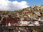 Tibet: Het Ganden klooster ligt indrukwekkend tegen de berg aan gebouwd - P3Tibet_0399.jpg - Copyright : Ronald van der Veer (http://www.veeronline.nl)