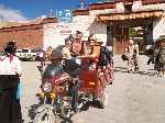 Tibet: Door de straten van Gyantse nemen we de brommer. - P3Tibet_0514.jpg - Copyright : Ronald van der Veer (http://www.veeronline.nl)
