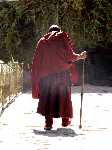 Tibet: Een oude monnik loopt de kora in het klooster - P3Tibet_0559.jpg - Copyright : Ronald van der Veer (http://www.veeronline.nl)