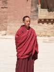 Tibet: Een monnik in het Sagya monastery - P3Tibet_0587.jpg - Copyright : Ronald van der Veer (http://www.veeronline.nl)