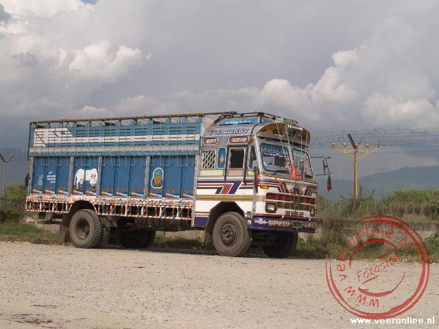 Rondreis Nepal en Tibet - De fraai versierde Nepalese vrachtwagens
