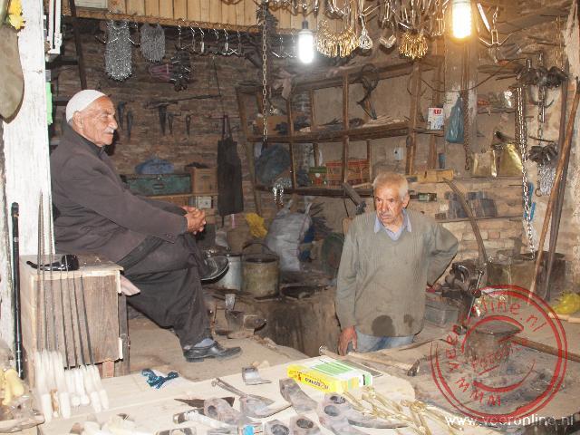 In de voetsporen van Marco Polo - Verkopers in hun kraampje op de bazaar